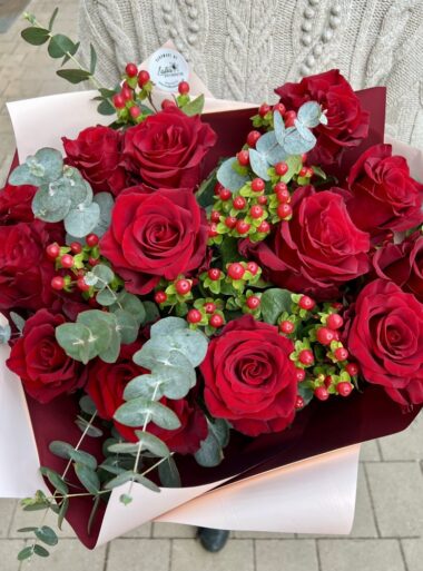 Kytica z červených ruží s eukalyptom a hypericom