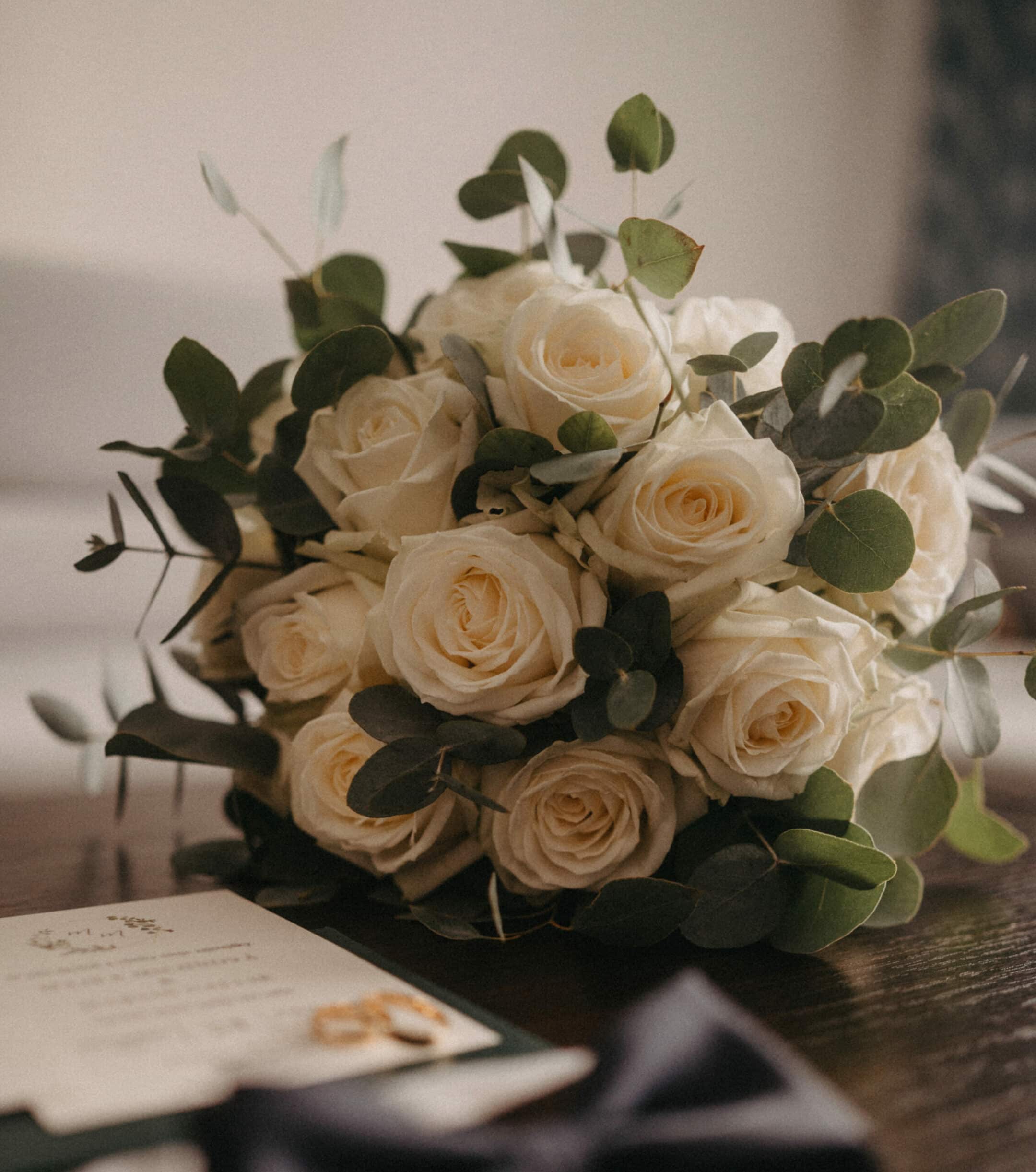 Svadobná kytica z bielych ruží a eukalyptusu