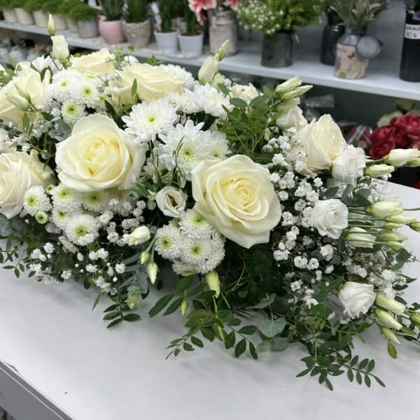 Smútočný aranžmán s bielymi ružami