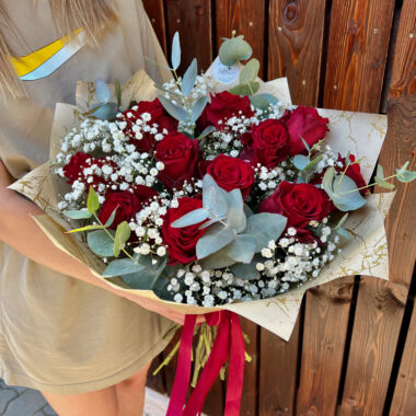 Kytica z 11 červených ruží s eukalyptom a gypsophilou