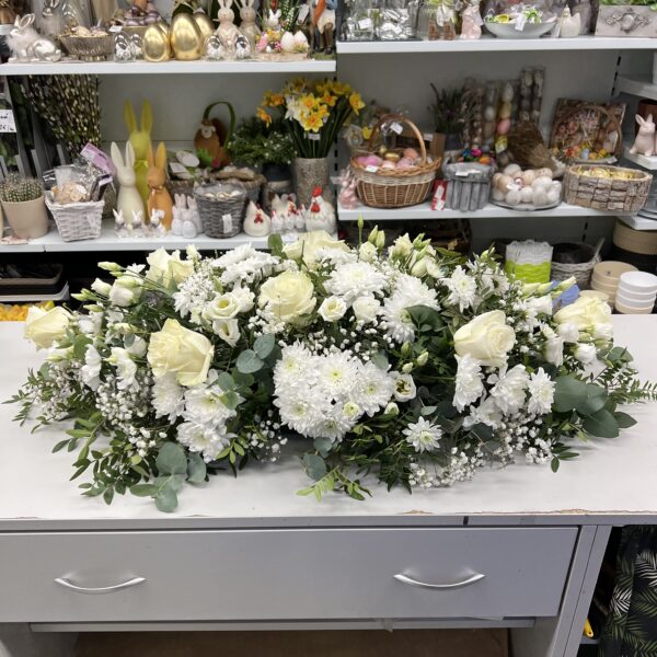 Smútočný aranžmán s bielymi ružami a chryzantémami