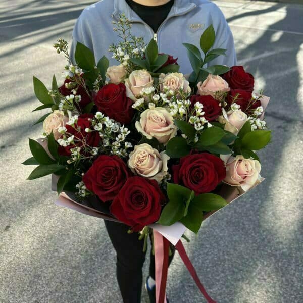 Kytica z 19 červených a ružových ruží s ruscusom a waxom