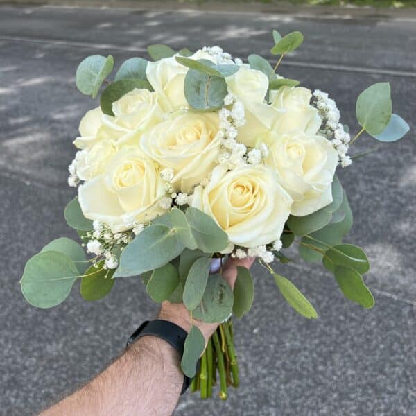Svadobná kytica z bielych ruží a gypsomilky