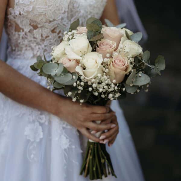 Svadobná kytica Biele a ružové ruže s eukalyptom