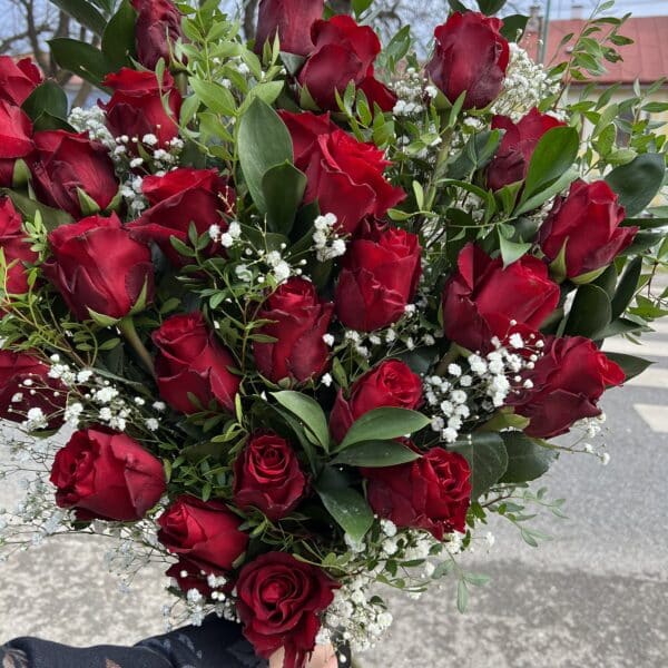 Smútočná kytica 27 červených ruží s gypsomilkou a ruscusom